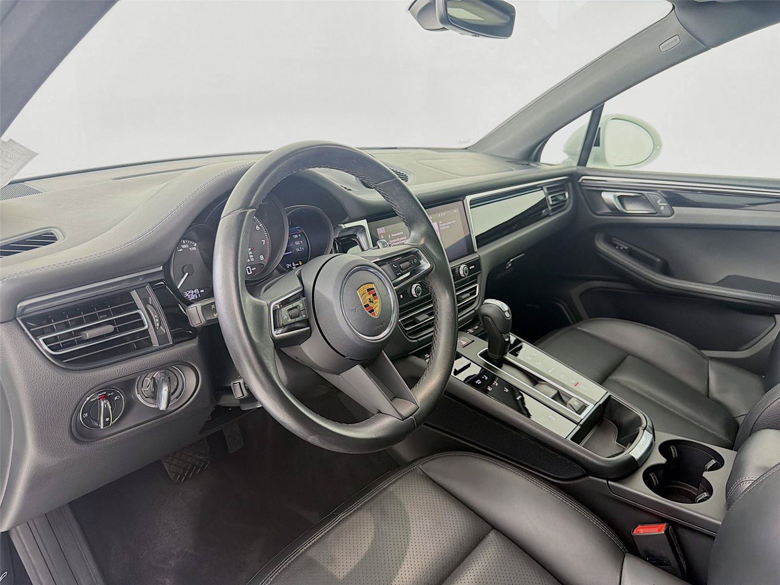Certified 2022 Porsche Macan AWD/4WD image 4