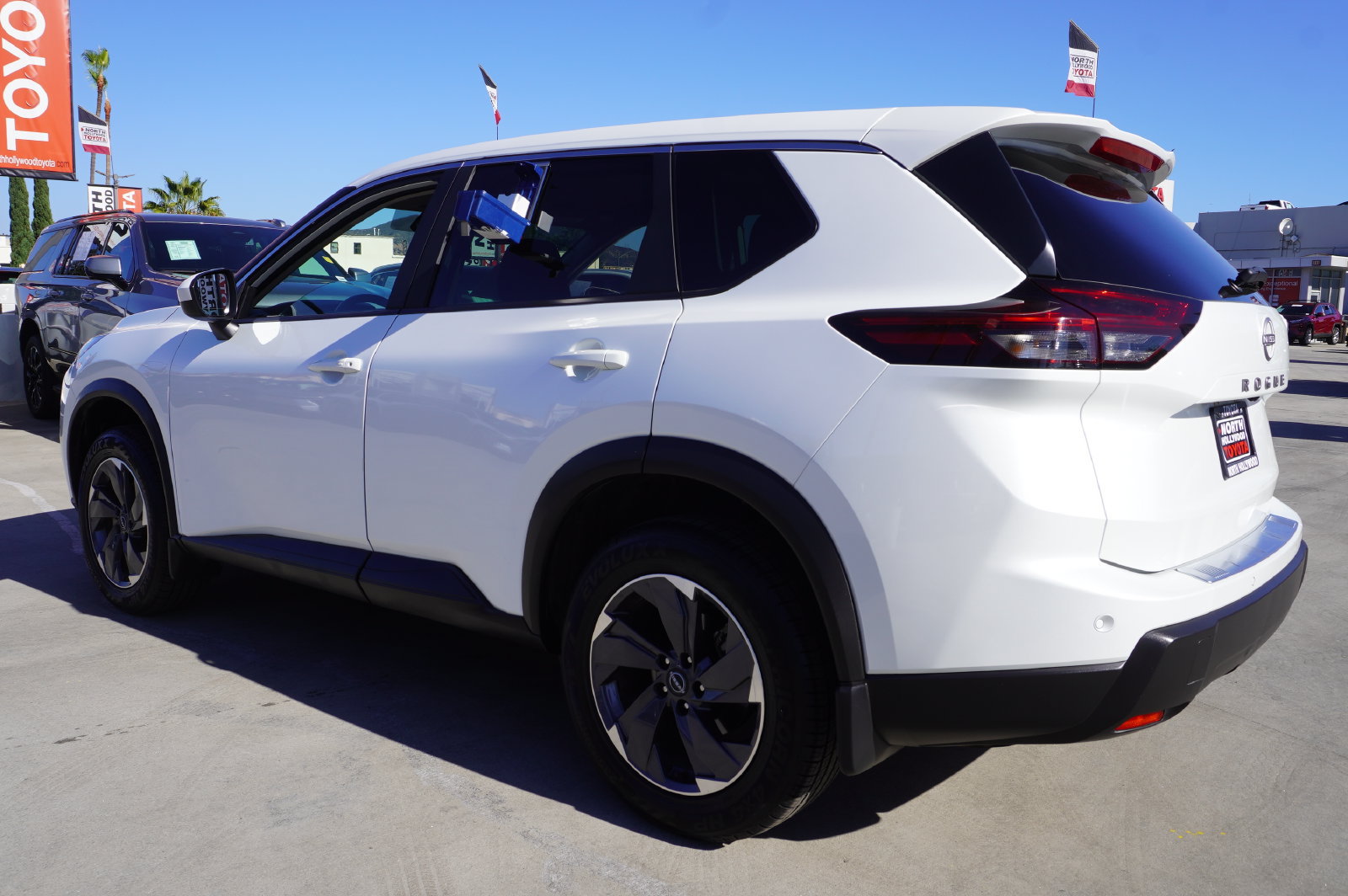 Used 2026 Nissan Rogue SV FWD image 3