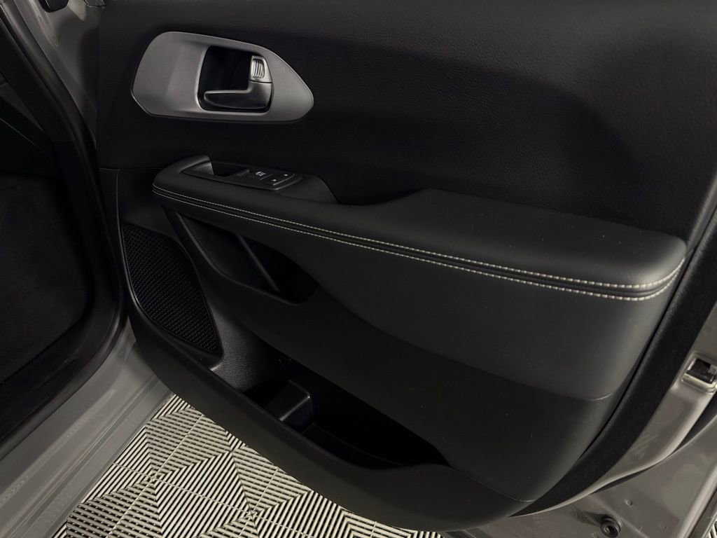 Used 2024 Chrysler Pacifica Select image 36