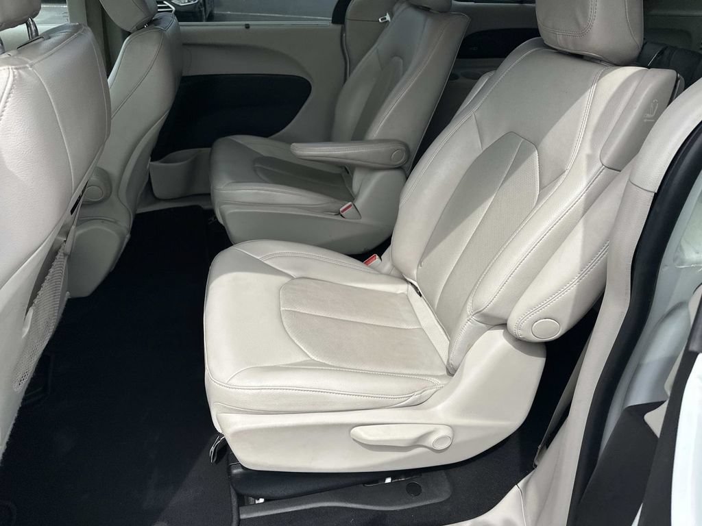 Used 2021 Chrysler Pacifica Touring-L FWD image 12