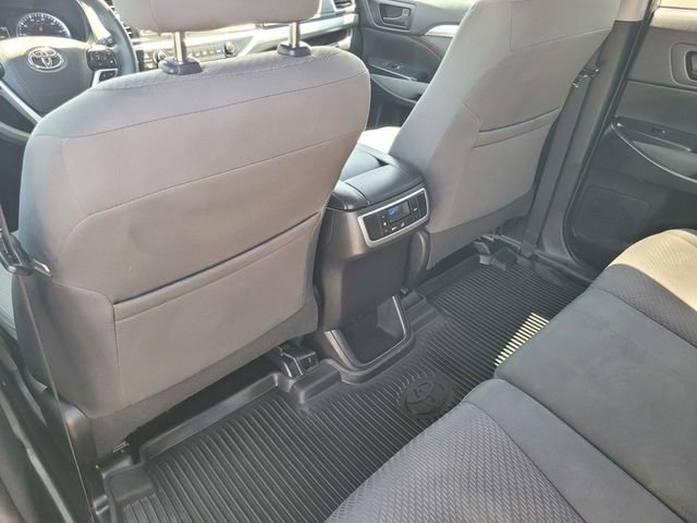 Used 2019 Toyota Highlander LE AWD/4WD image 12