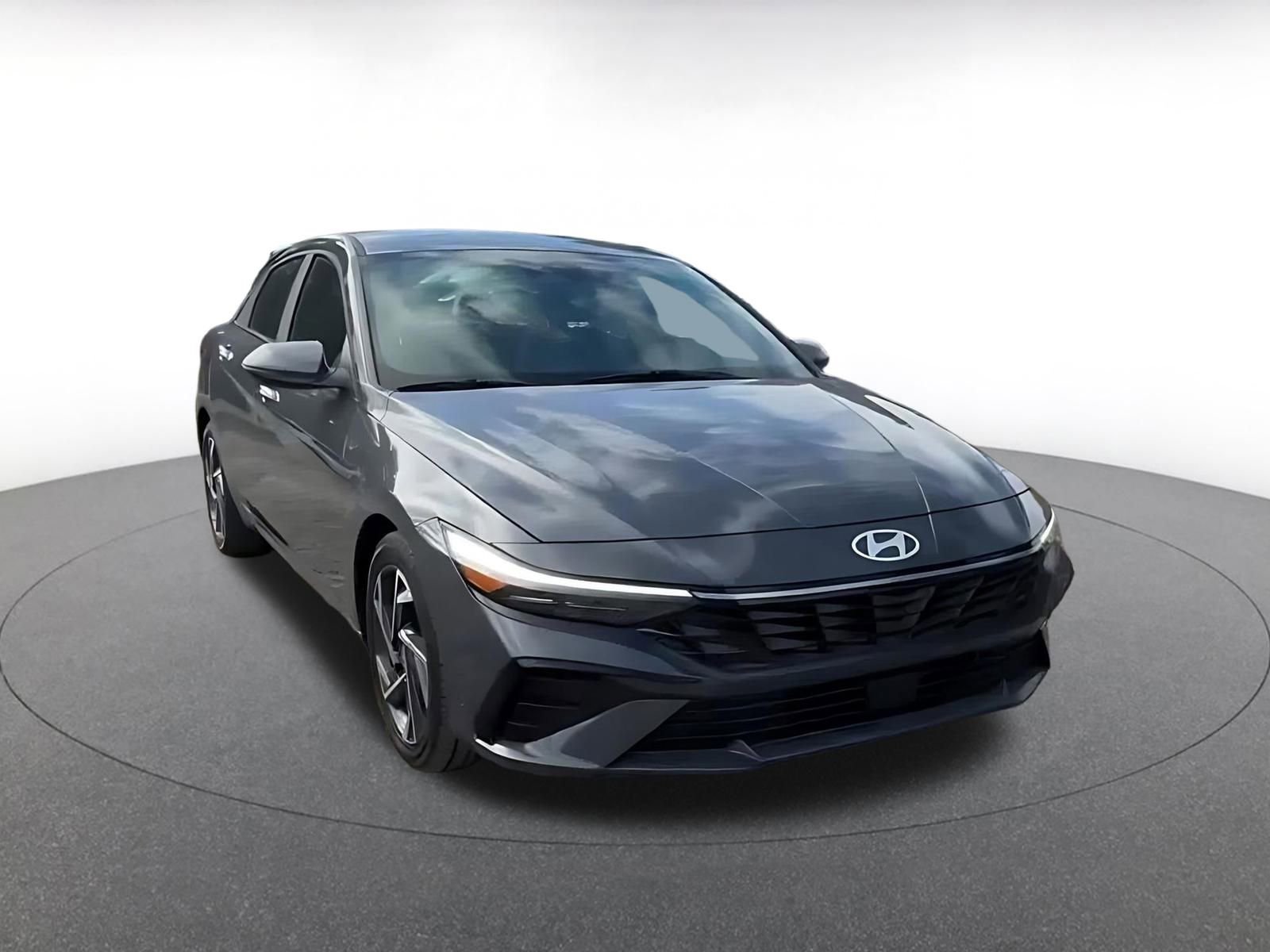 Used 2025 Hyundai Elantra Limited image 2