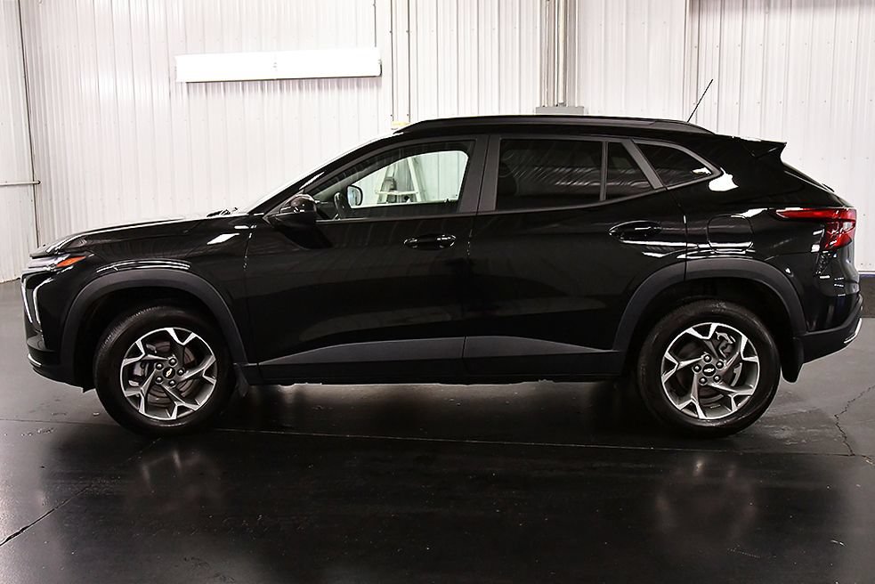 Used 2024 Chevrolet Trax LT w/ Driver Confidence Package FWD image 4