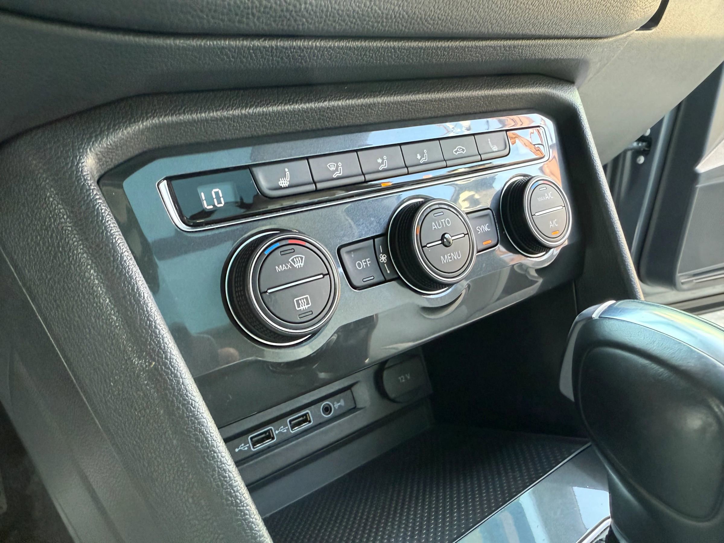 Used 2019 Volkswagen Tiguan SE w/ Panoramic Sunroof Package image 16