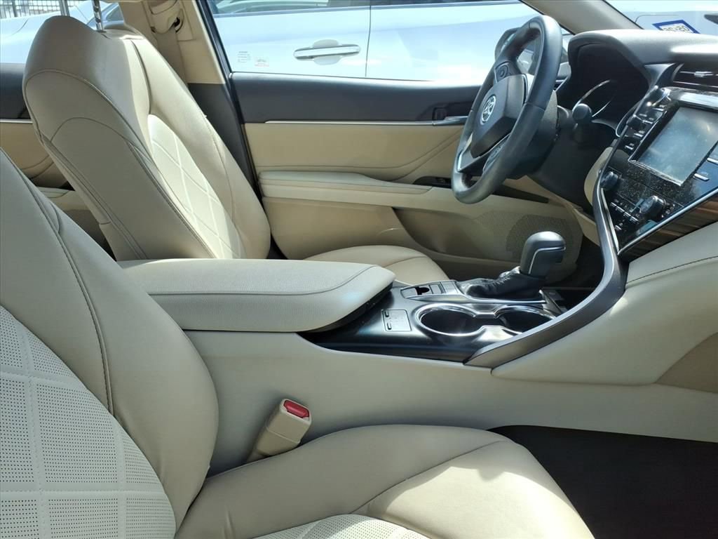 Used 2018 Toyota Camry XLE image 9