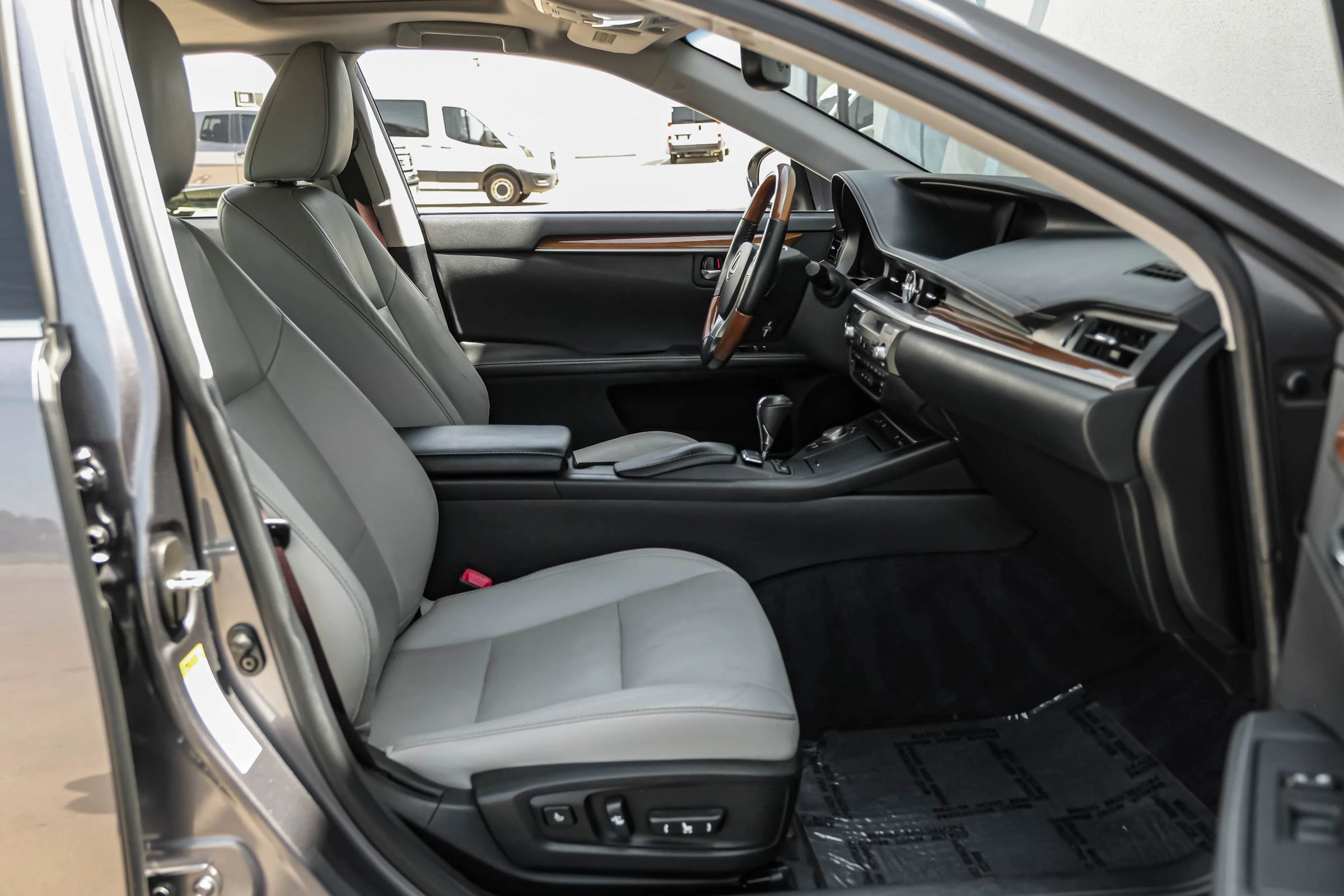 Used 2014 Lexus ES 300h w/ Luxury Package w/Bamboo Trim FWD image 29