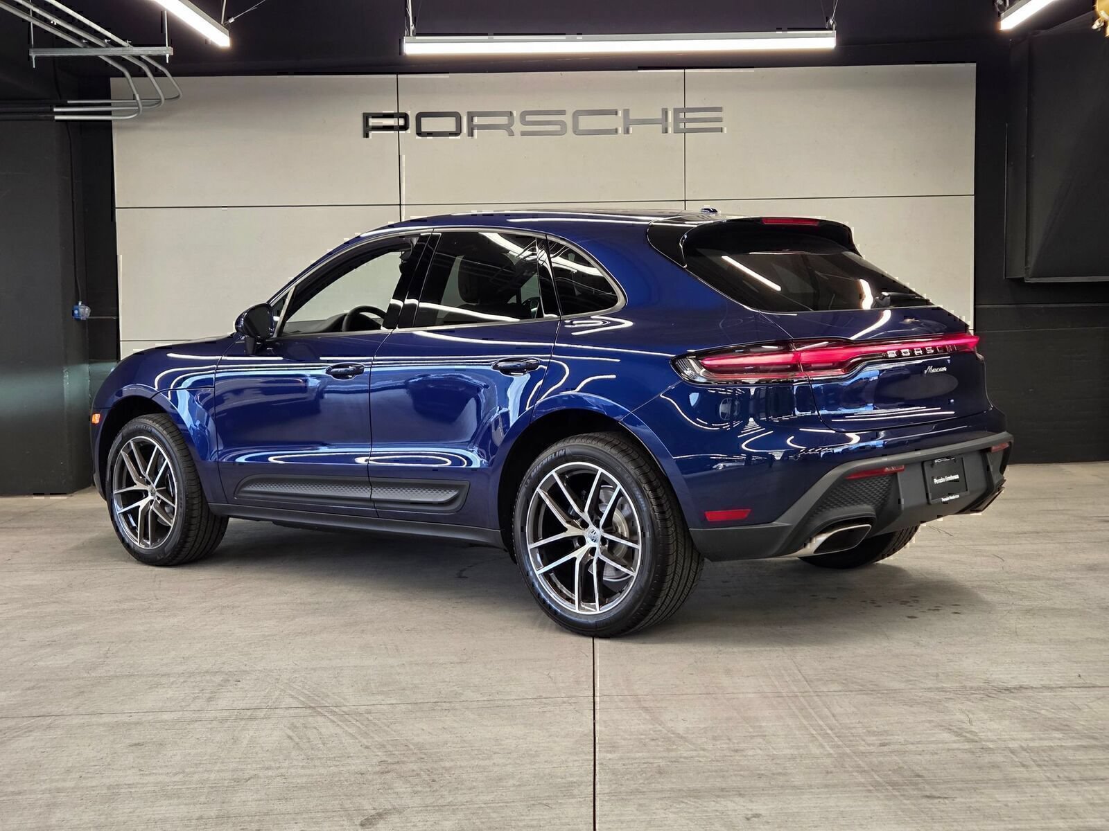 Certified 2026 Porsche Macan AWD/4WD image 3