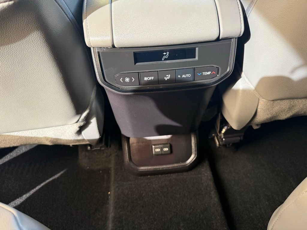 Used 2025 Toyota Highlander XLE image 30