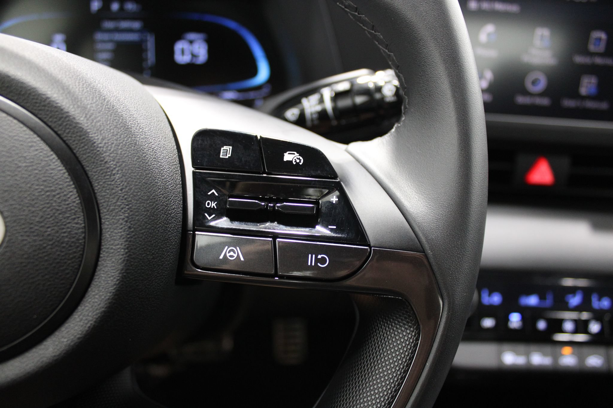 Used 2025 Hyundai Elantra Sport FWD image 37