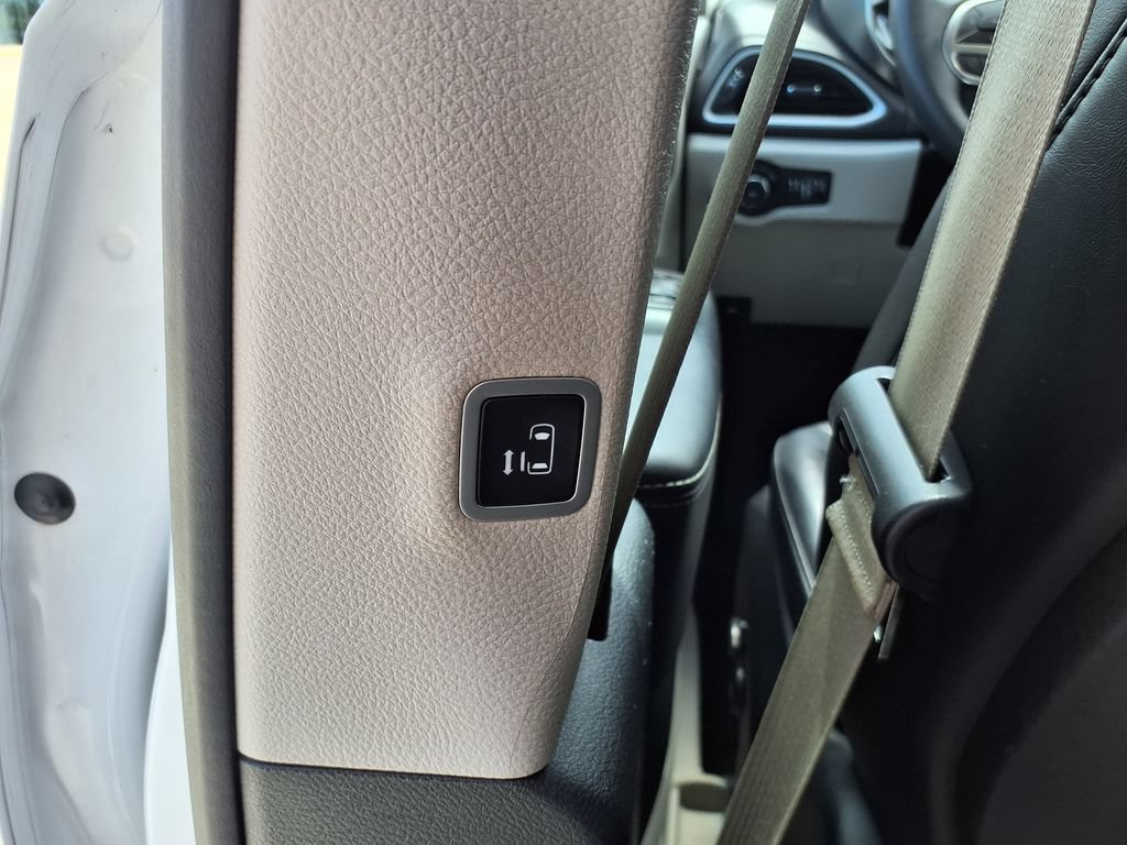Used 2024 Chrysler Pacifica Touring-L FWD image 17