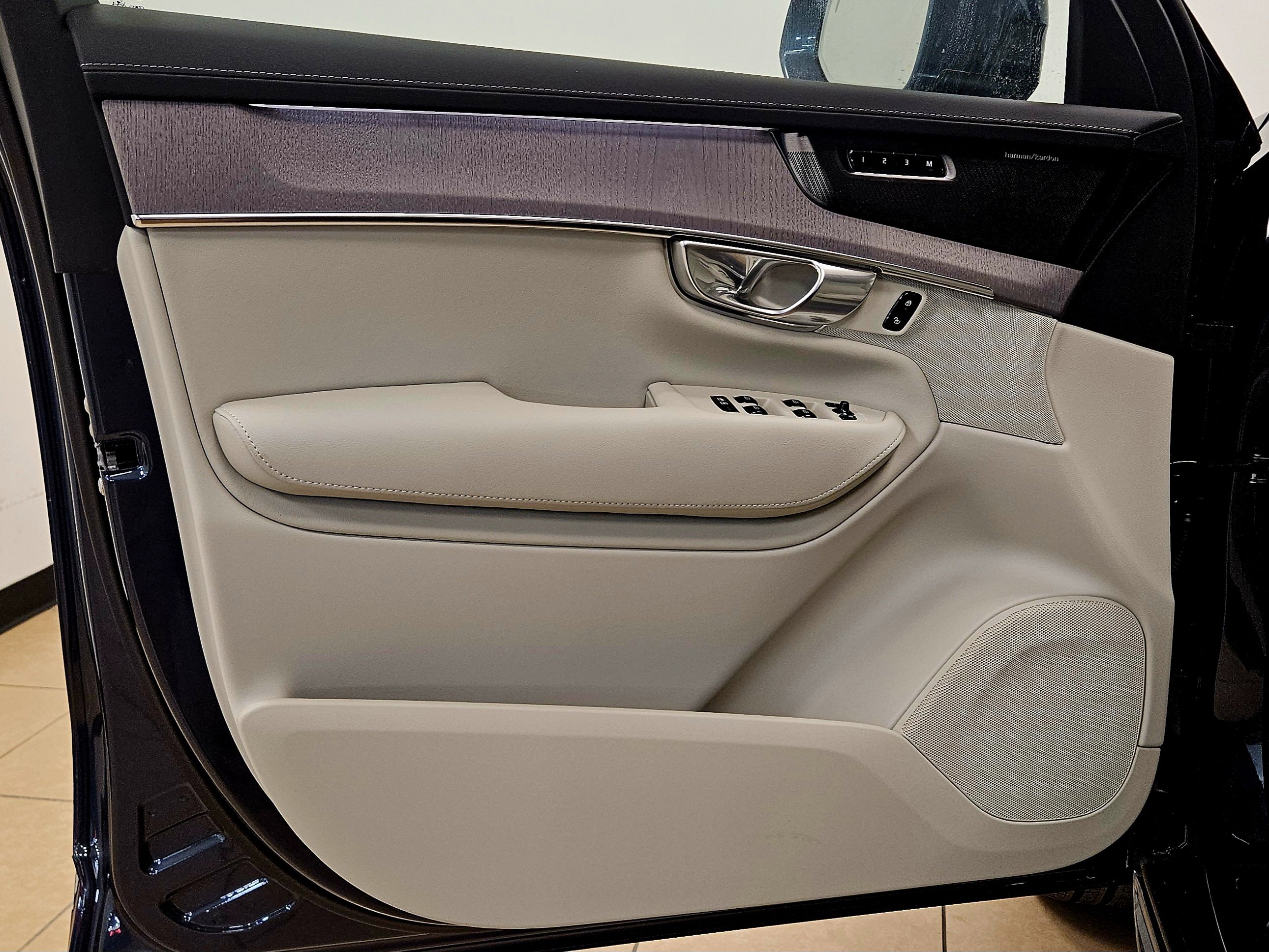 New 2026 Volvo XC90 T8 Ultra w/ Protection Package Premier image 13