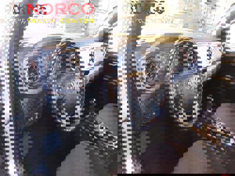 Used 2018 Toyota Tacoma TRD Sport w/ Technology Package image 15