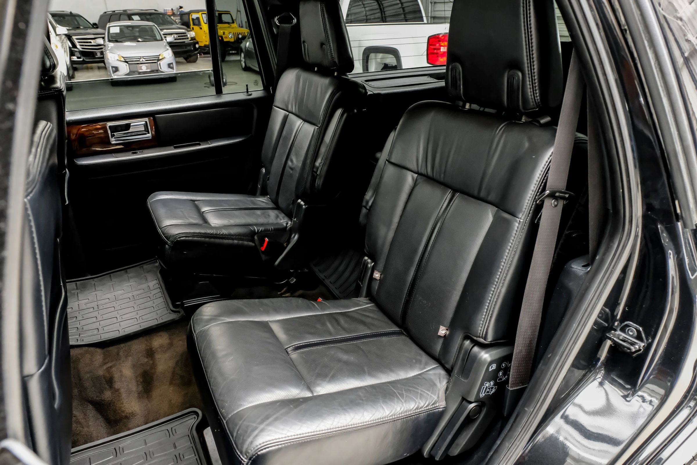 Used 2015 Lincoln Navigator 2WD image 39