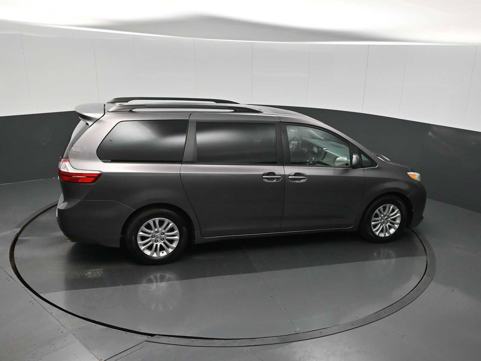 Used 2015 Toyota Sienna XLE image 22