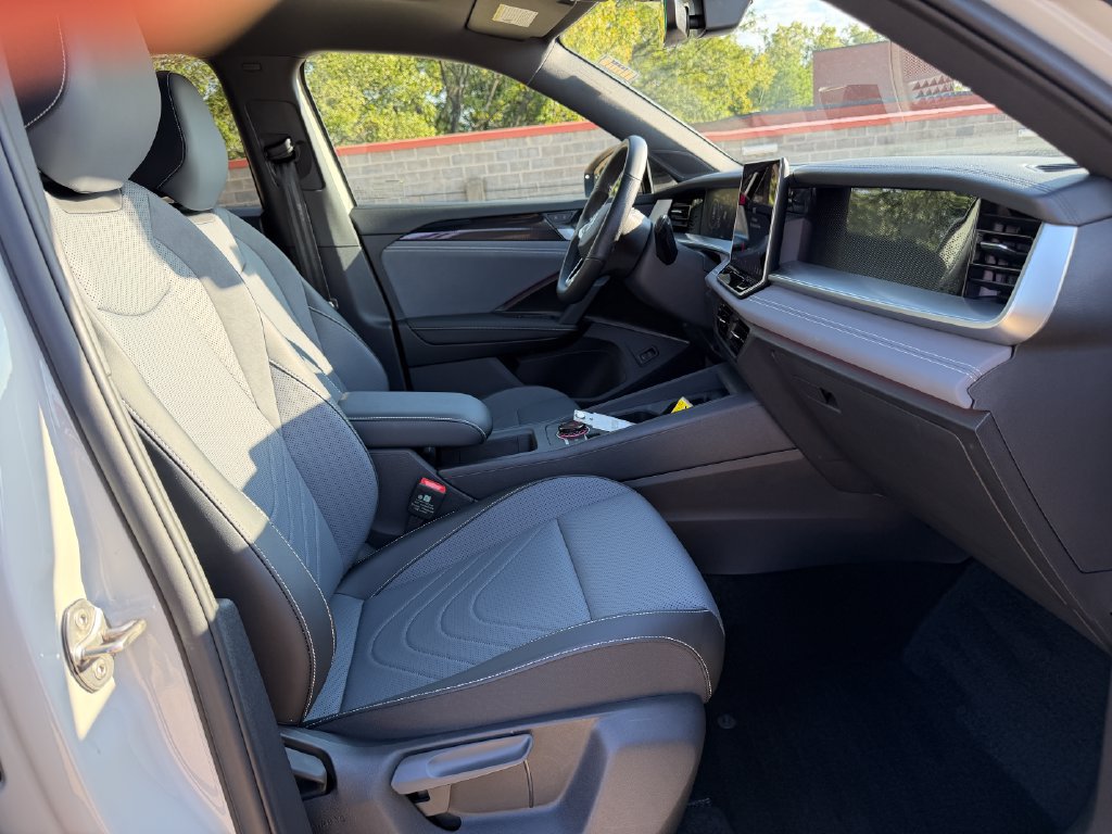 Certified 2026 Volkswagen Tiguan SE R-Line FWD image 24