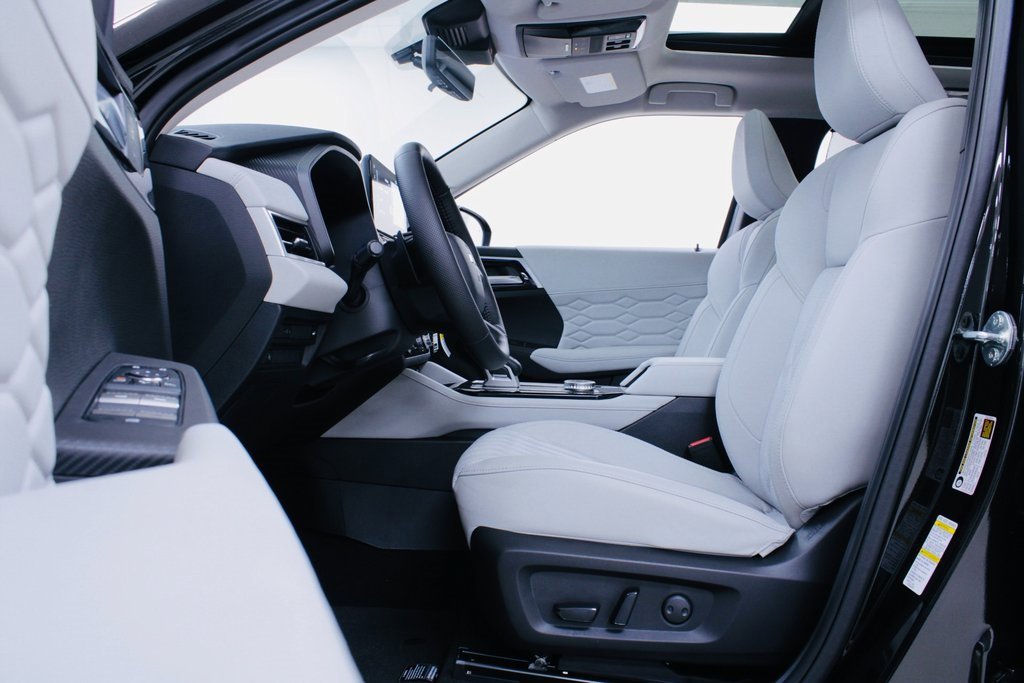 New 2025 Mitsubishi Outlander AWD image 4