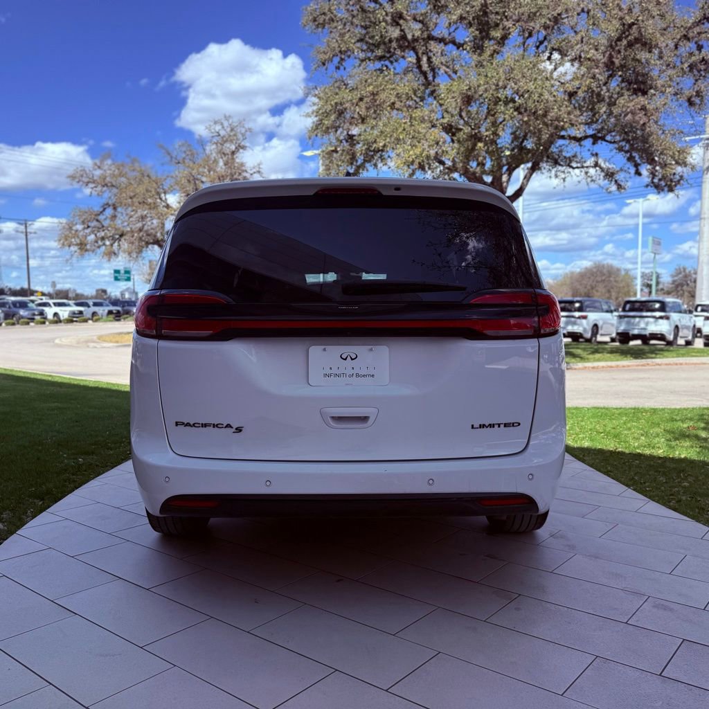 Used 2025 Chrysler Pacifica Limited image 7