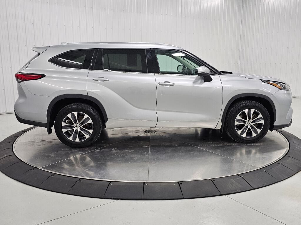 Used 2020 Toyota Highlander XLE AWD/4WD image 6