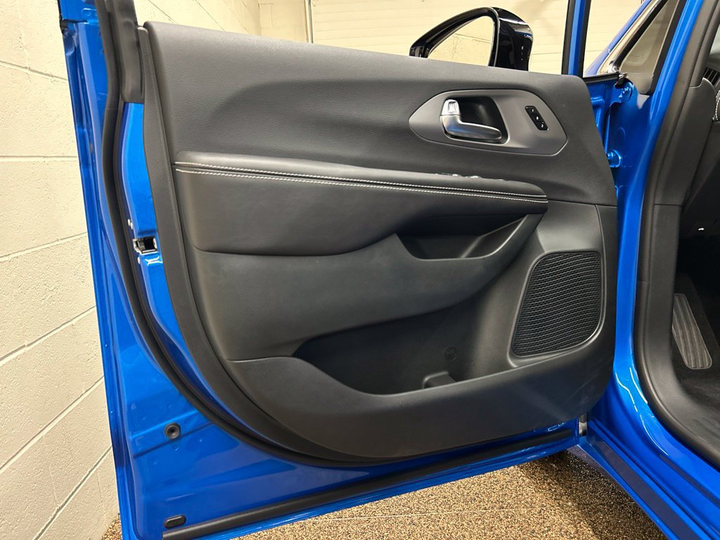 New 2027 Chrysler Pacifica Limited FWD image 15