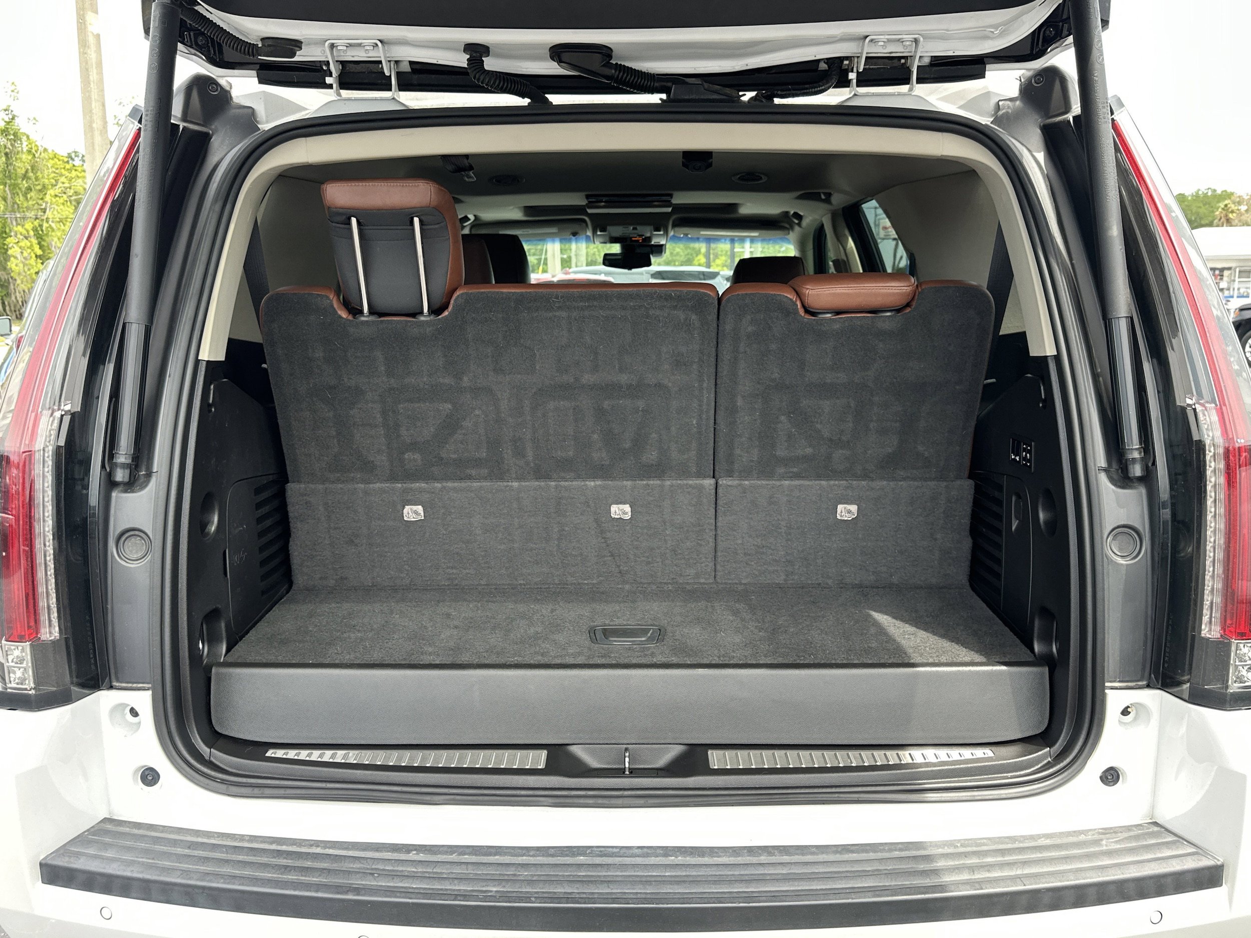 Used 2018 Cadillac Escalade Luxury AWD/4WD image 12