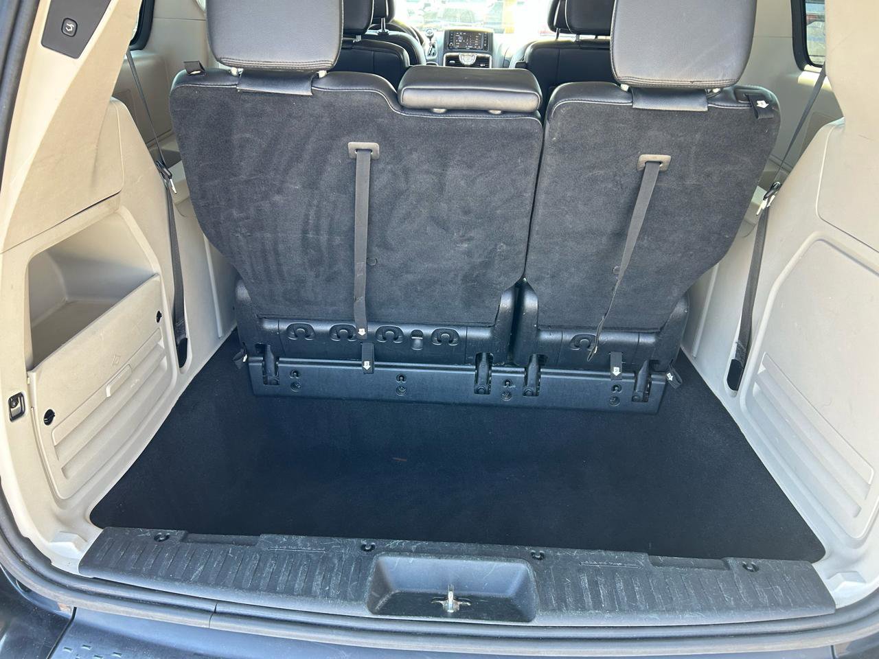 Used 2015 Chrysler Town & Country Touring image 17