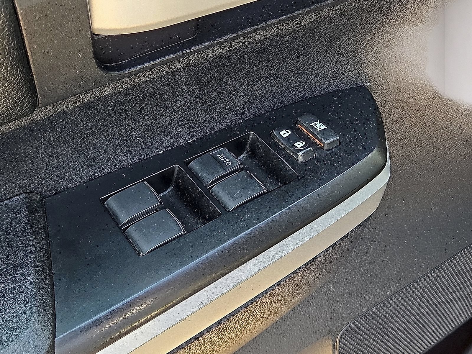 Used 2014 Toyota Tundra SR5 w/ SR5 Upgrade Package RWD image 19