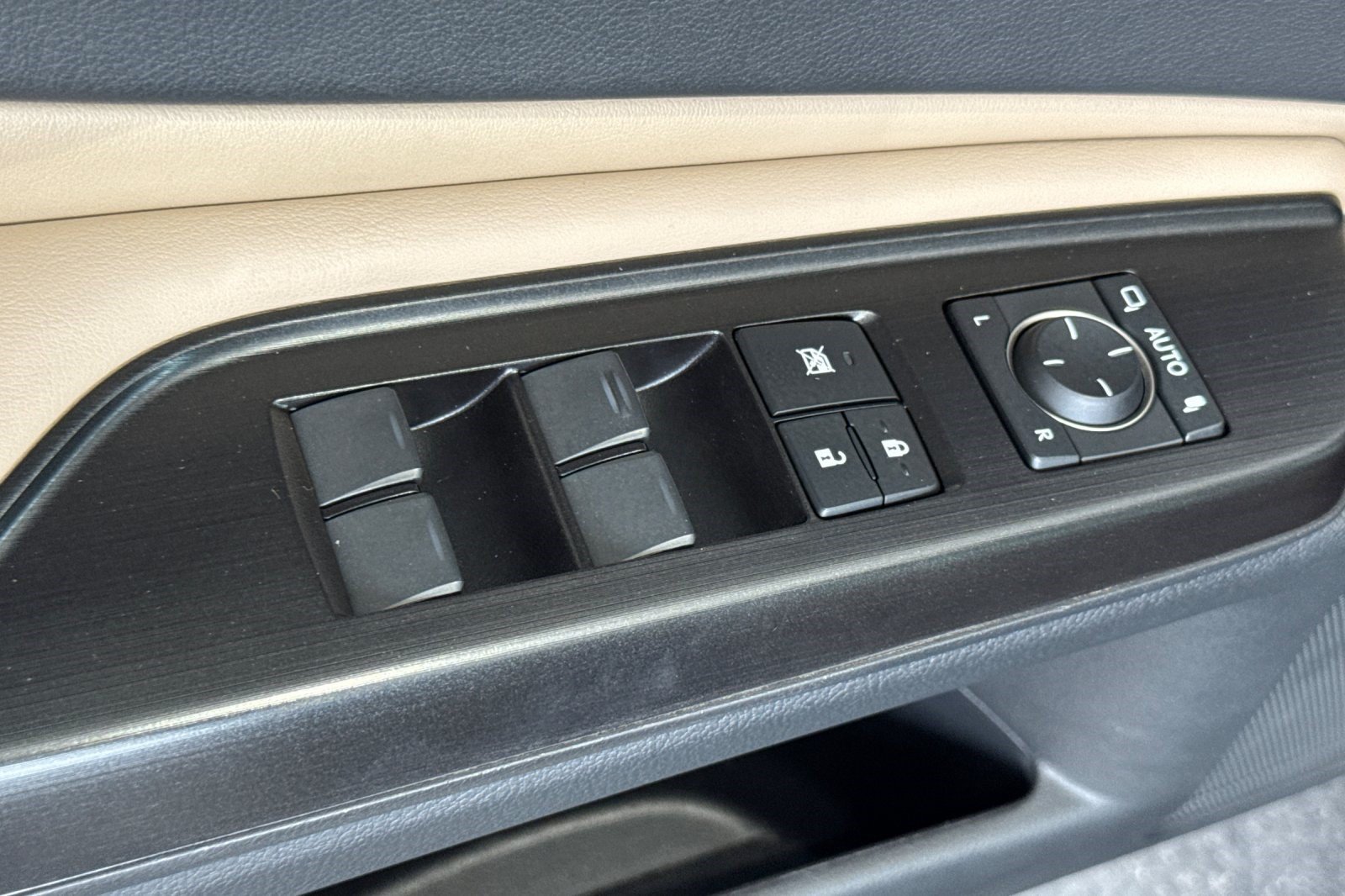 Certified 2020 Lexus ES 300h w/ Premium Package FWD image 13