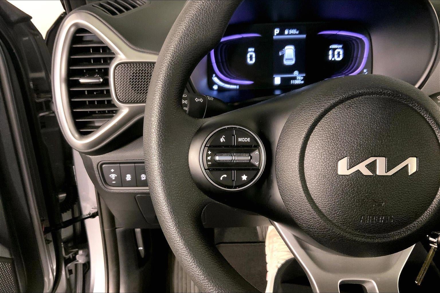 Used 2025 Kia Soul LX w/ LX Technology Package FWD image 18