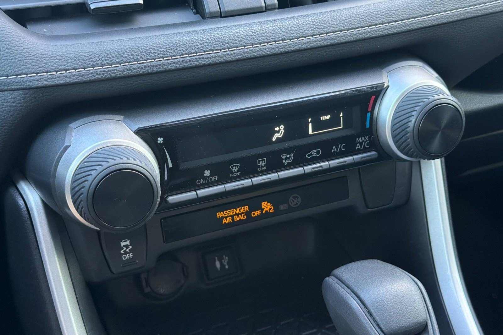 Used 2019 Toyota RAV4 LE w/ Carpet Mat Package FWD image 25
