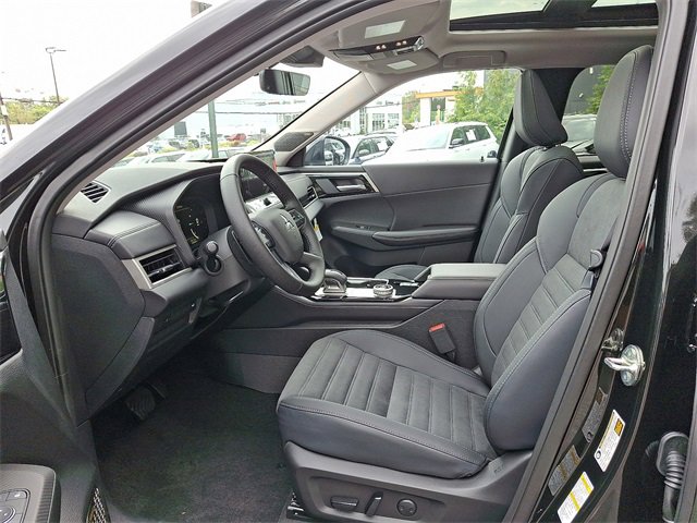 New 2025 Mitsubishi Outlander SE image 6