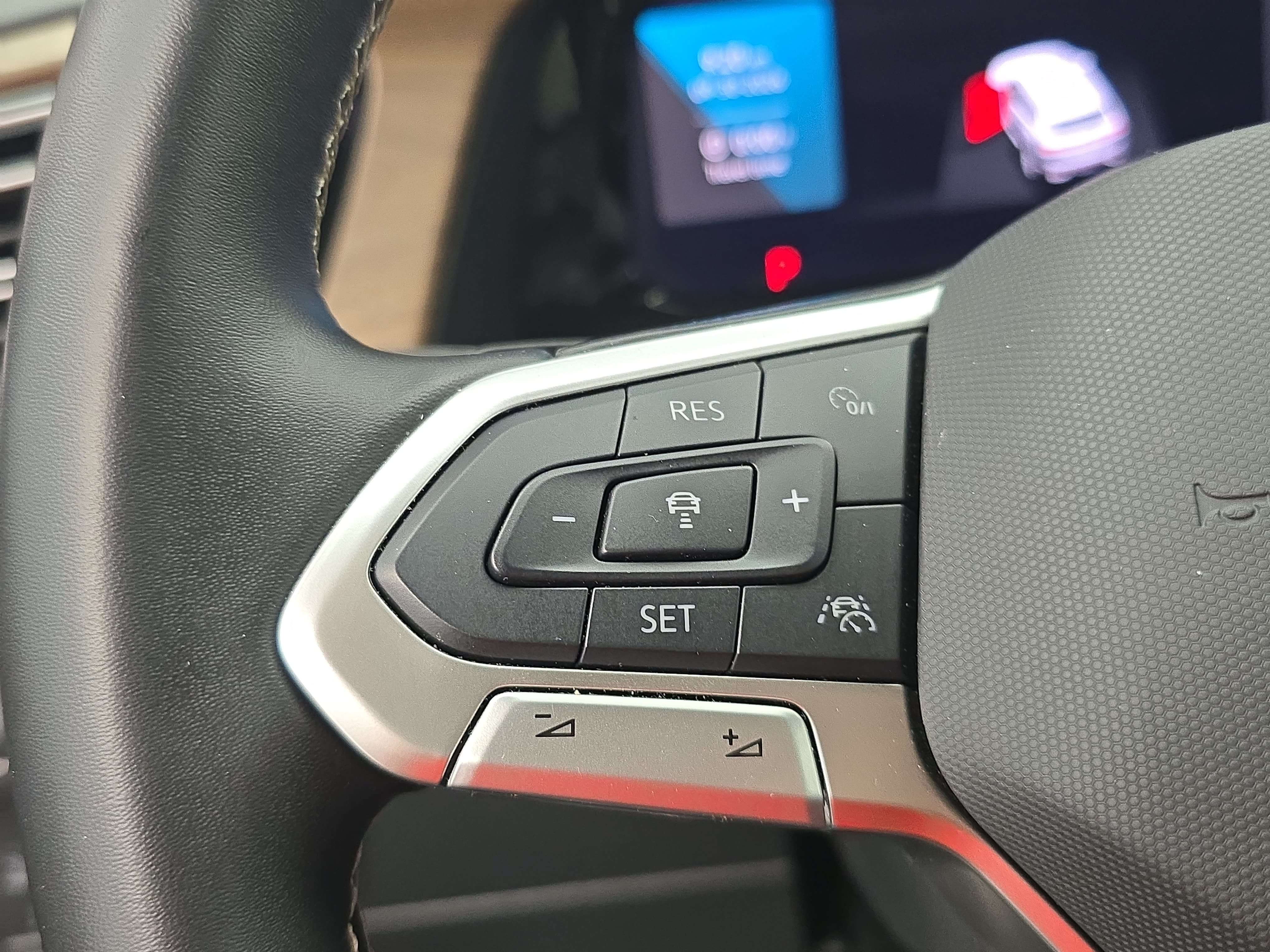 Used 2025 Volkswagen Atlas SE FWD image 18