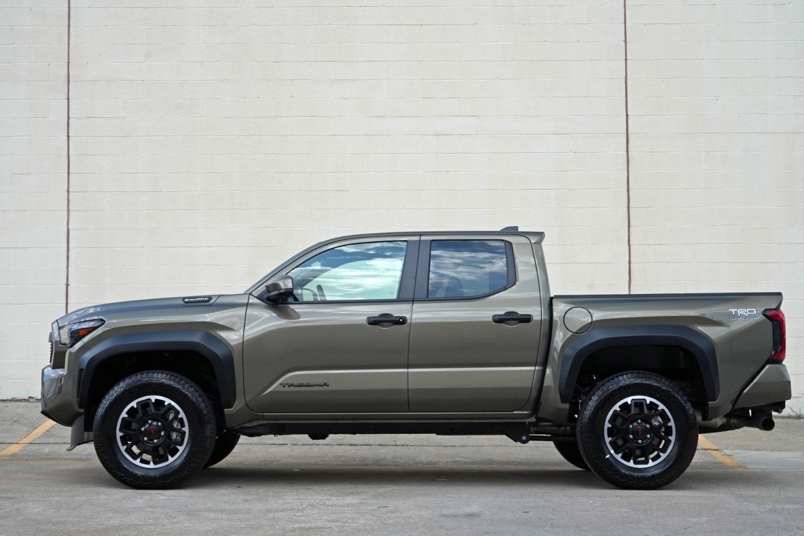 Used 2025 Toyota Tacoma TRD Off-Road AWD/4WD image 9