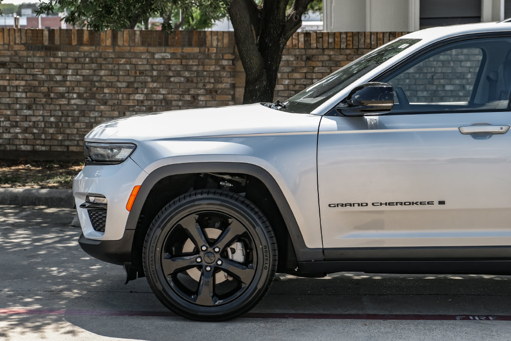 Used 2023 Jeep Grand Cherokee Limited w/ Black Appearance Package AWD/4WD image 23