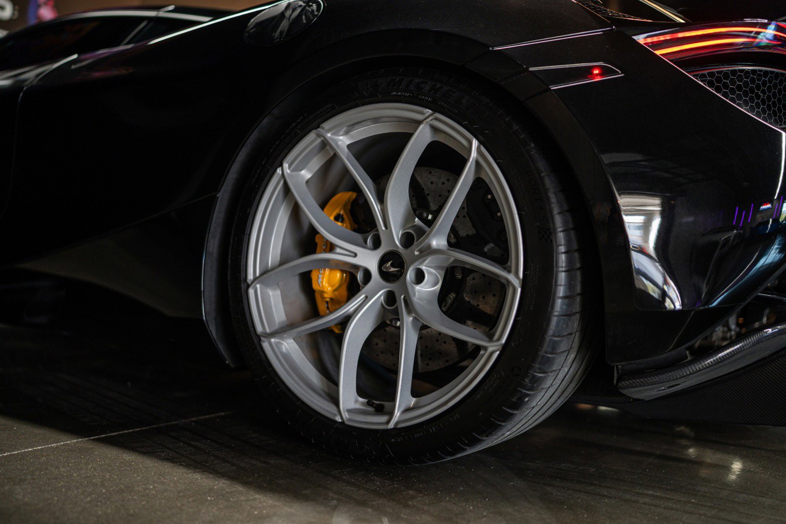 Used 2018 McLaren 720S image 15