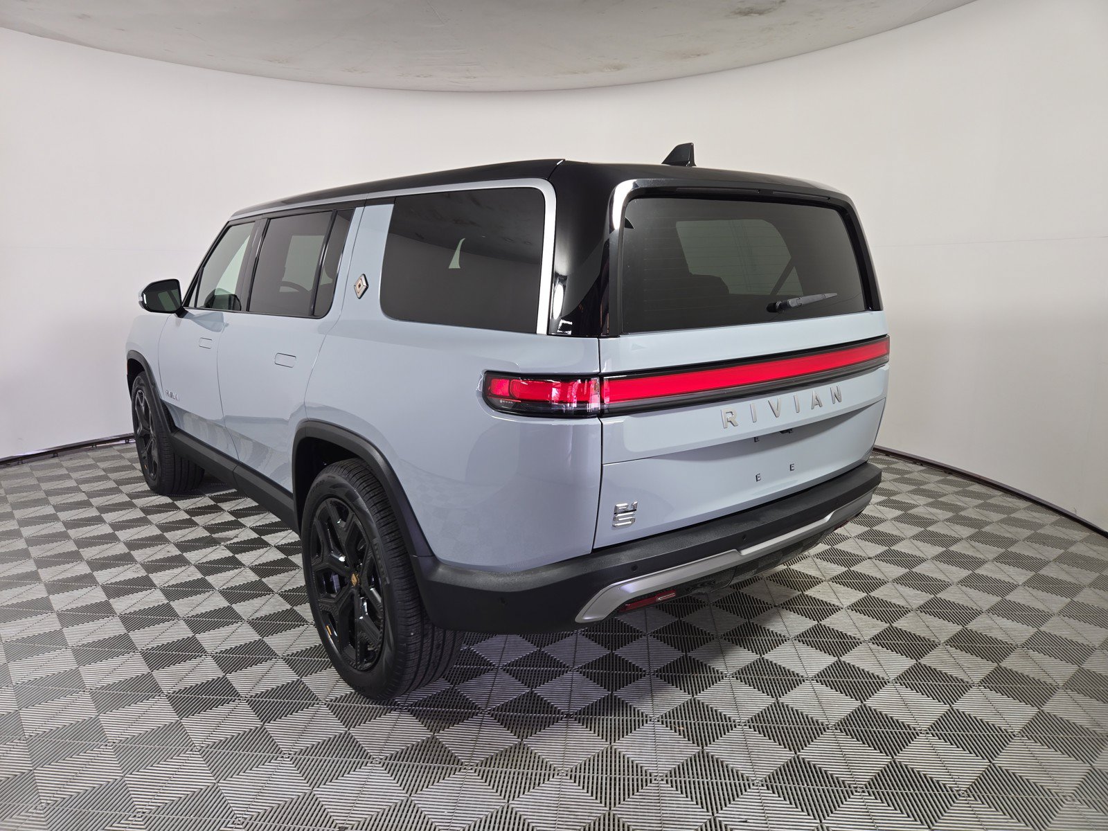 Used 2024 Rivian R1S Adventure AWD/4WD image 3