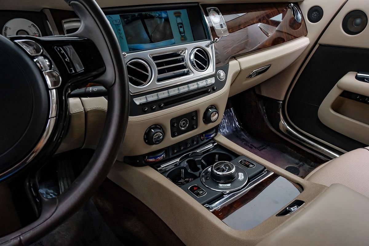 Used 2016 Rolls-Royce Wraith RWD image 18