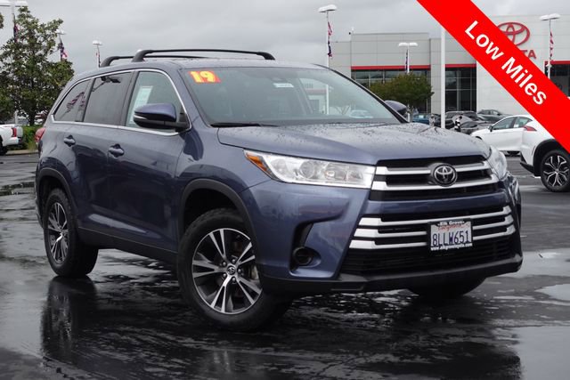 Certified 2019 Toyota Highlander LE FWD image 2