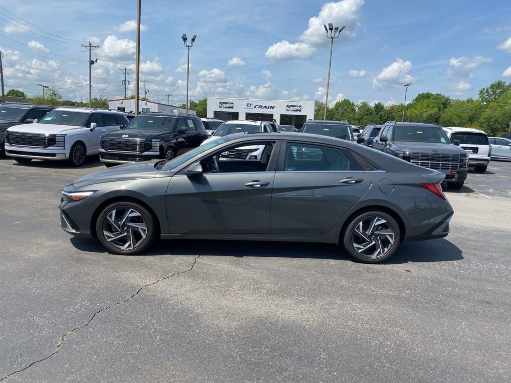 Used 2025 Hyundai Elantra Limited FWD image 4