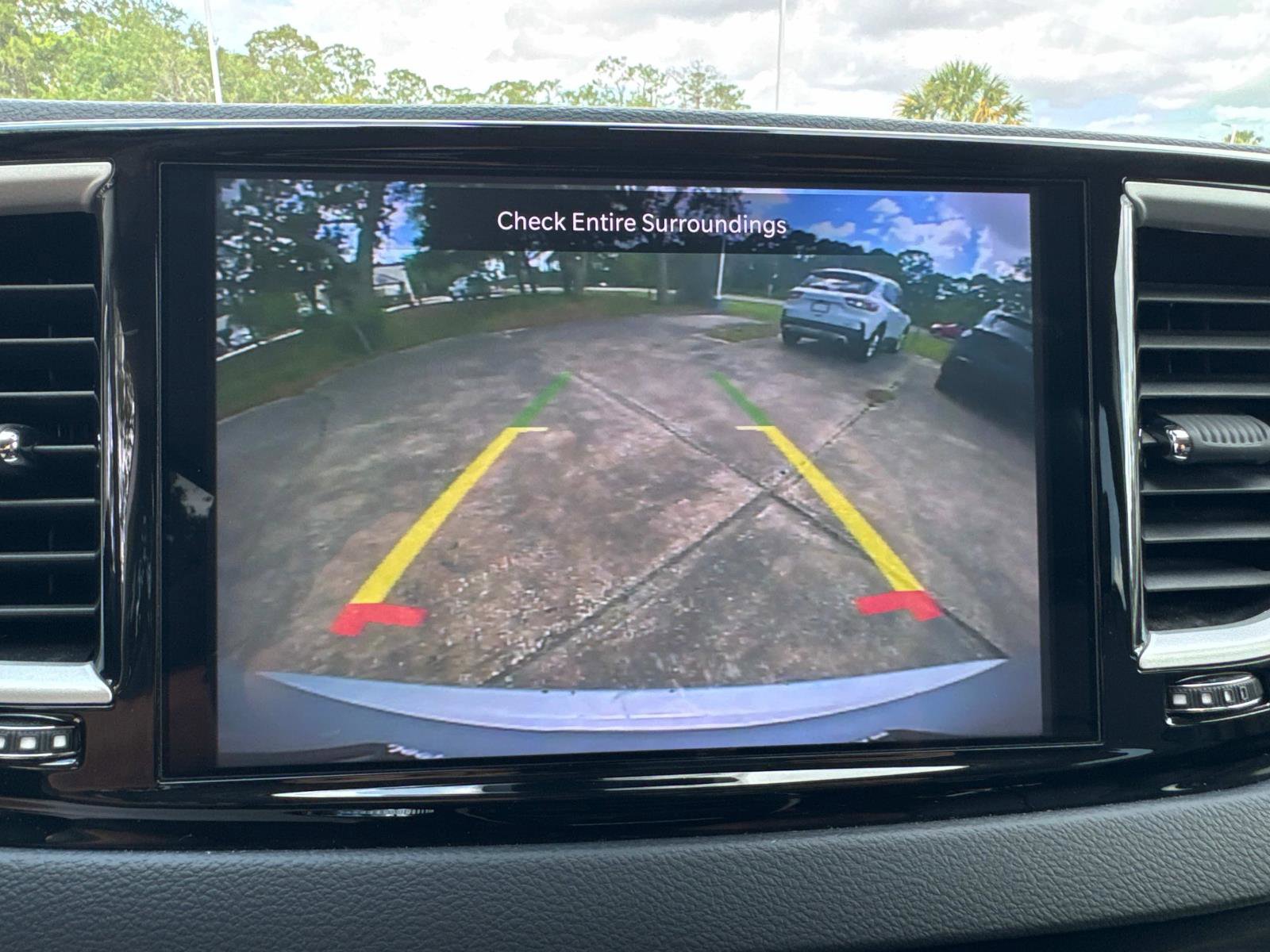 Certified 2023 Chrysler Pacifica Touring-L image 22