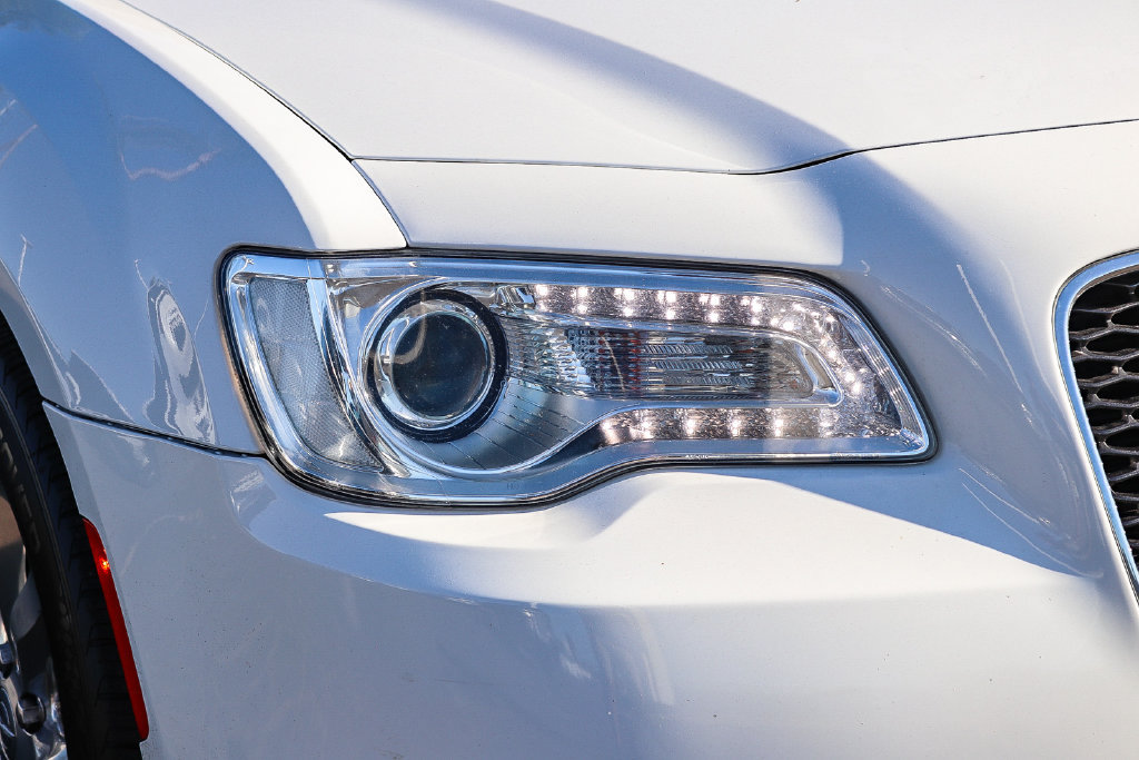 Used 2018 Chrysler 300 Limited AWD/4WD image 8