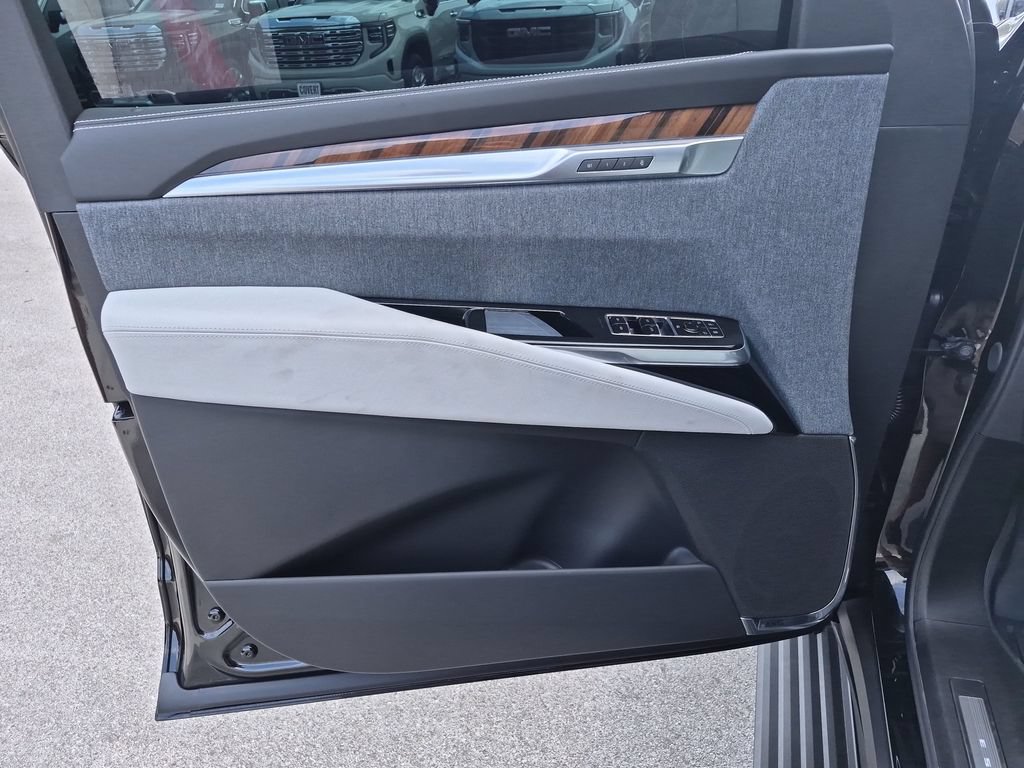 Certified 2026 Cadillac Escalade Platinum Sport w/ LPO, Floor Liner Package AWD/4WD image 21