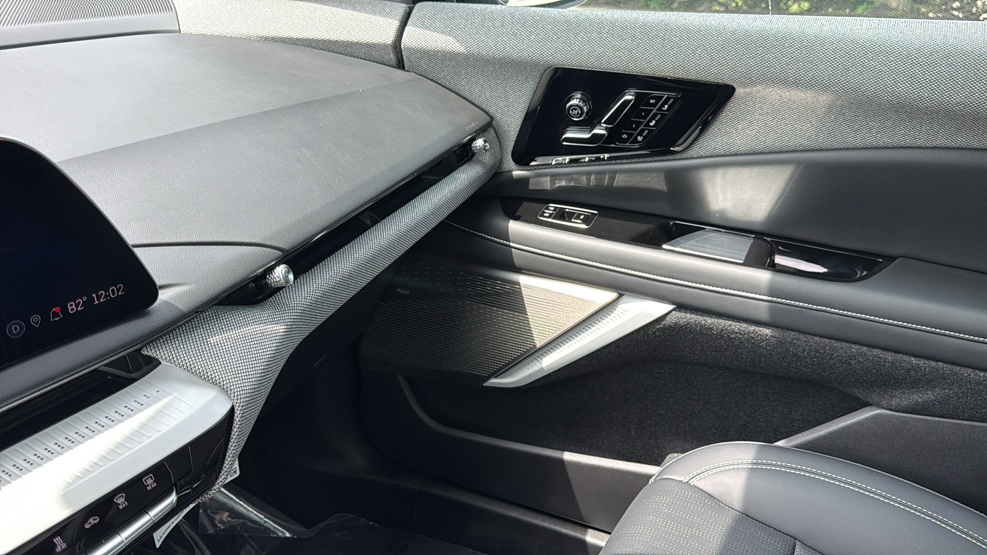 Used 2025 Cadillac Optiq Luxury 2 w/ LPO, Floor Liner Package AWD/4WD image 23