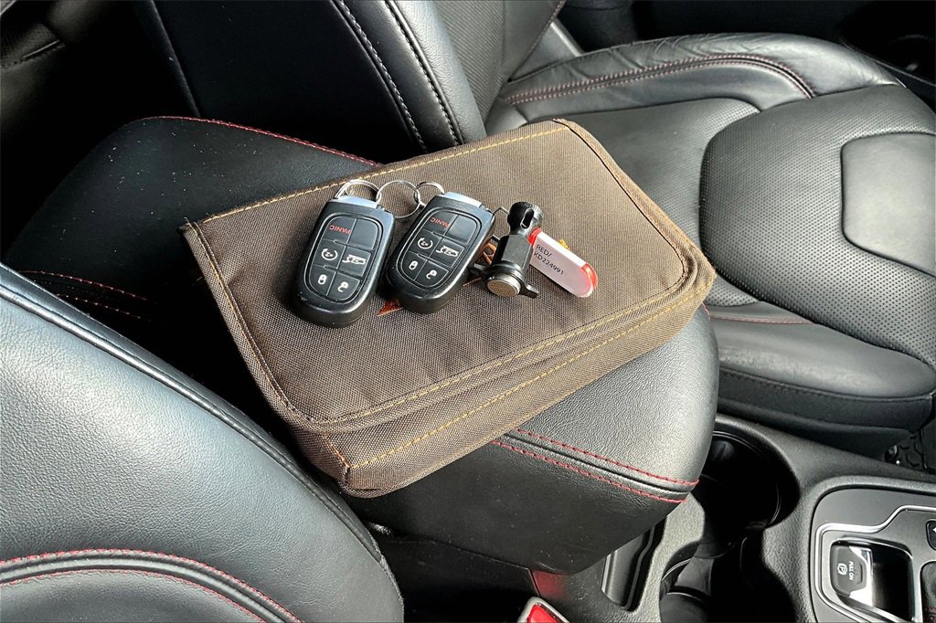 Used 2019 Jeep Cherokee Trailhawk image 16