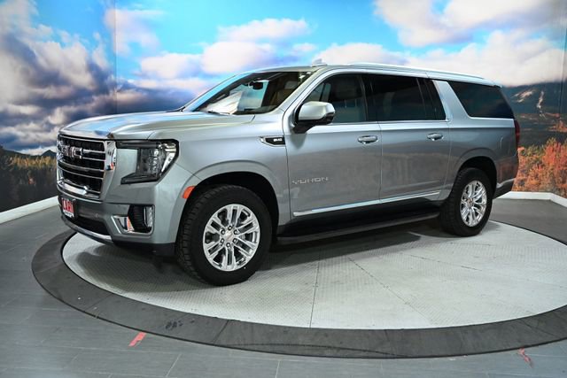 Used 2023 GMC Yukon XL SLT w/ SLT Luxury Package image 4