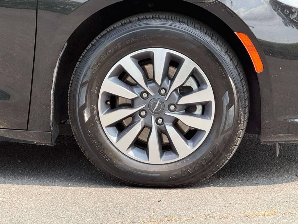 Used 2023 Chrysler Pacifica Touring-L FWD image 9