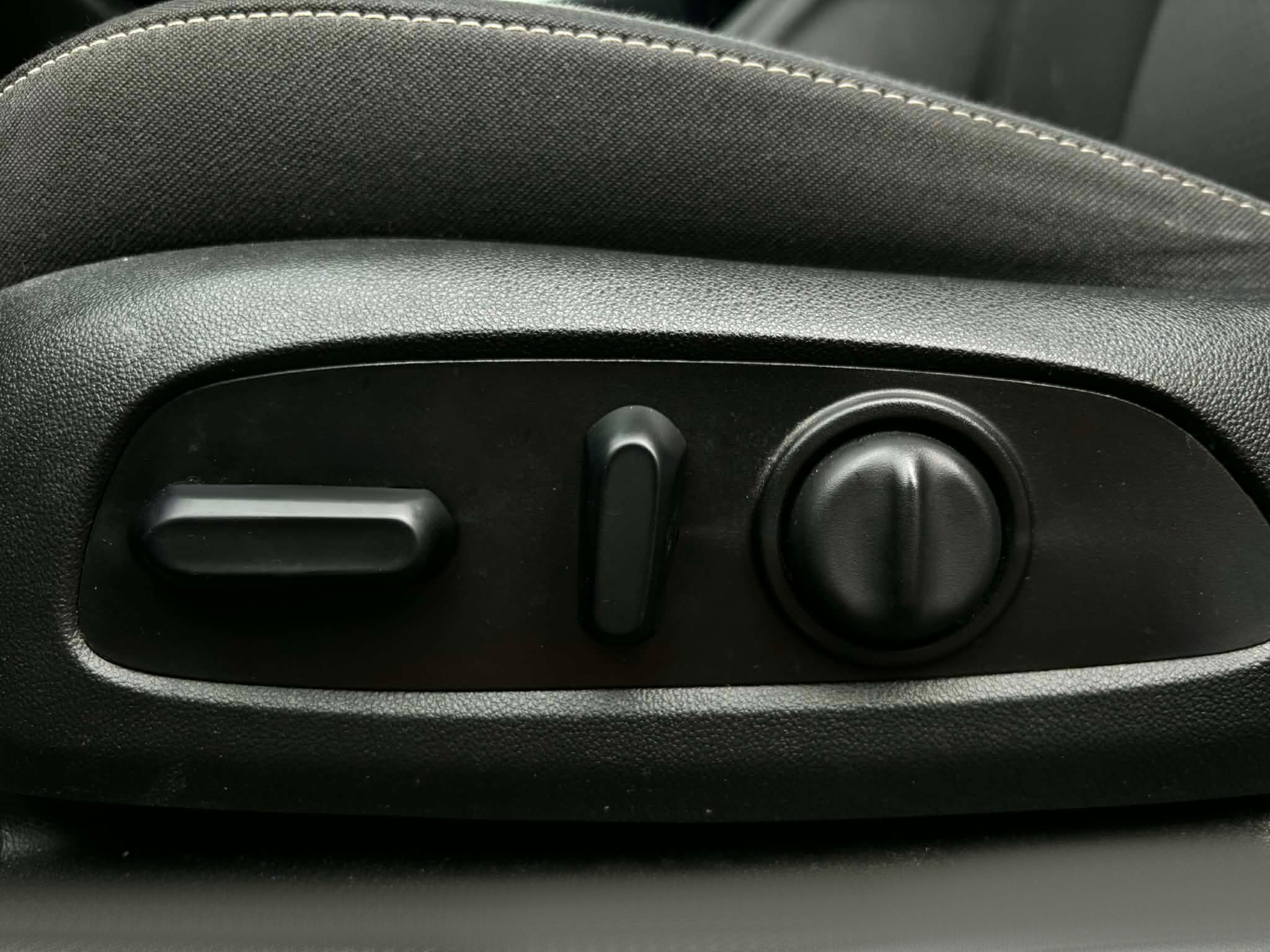 Used 2021 GMC Acadia SLE w/ Driver Convenience Package image 10