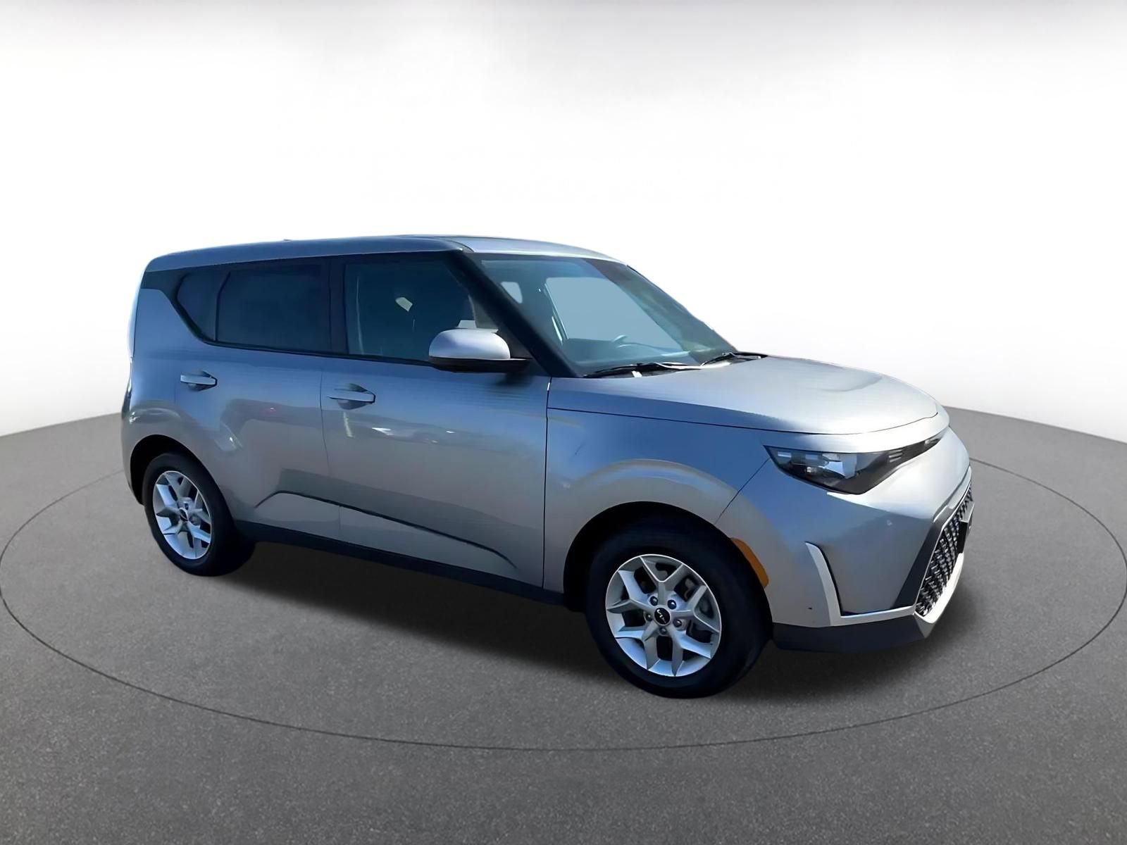Used 2025 Kia Soul LX w/ LX Technology Package FWD image 2