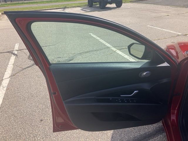 Used 2023 Hyundai Elantra SEL w/ Cargo Package FWD image 17