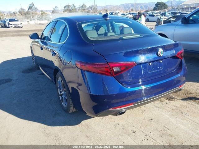 Used 2018 Alfa Romeo Giulia Base 4dr Sedan image 3