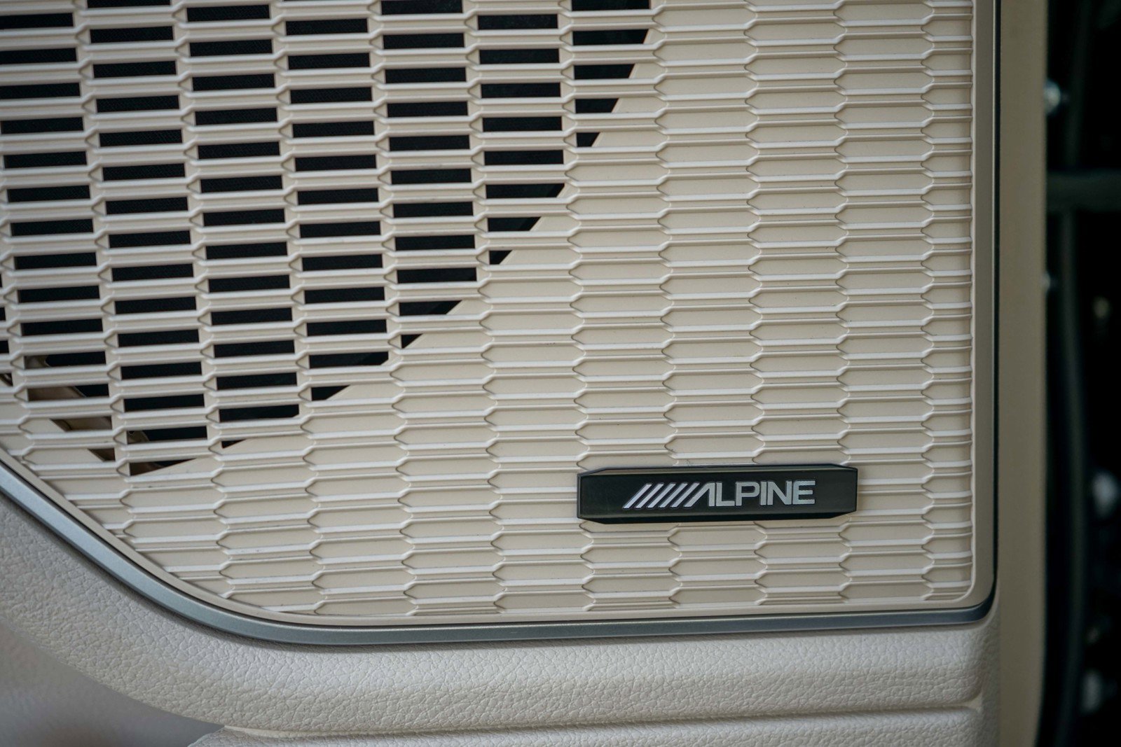 Used 2022 Jeep Grand Cherokee L Limited w/ Luxury Tech Group II image 14